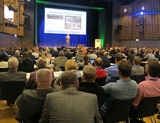 Voller Saal und große Bühne - Schüürmann Voller Saal und große Bühne - Schüürmann